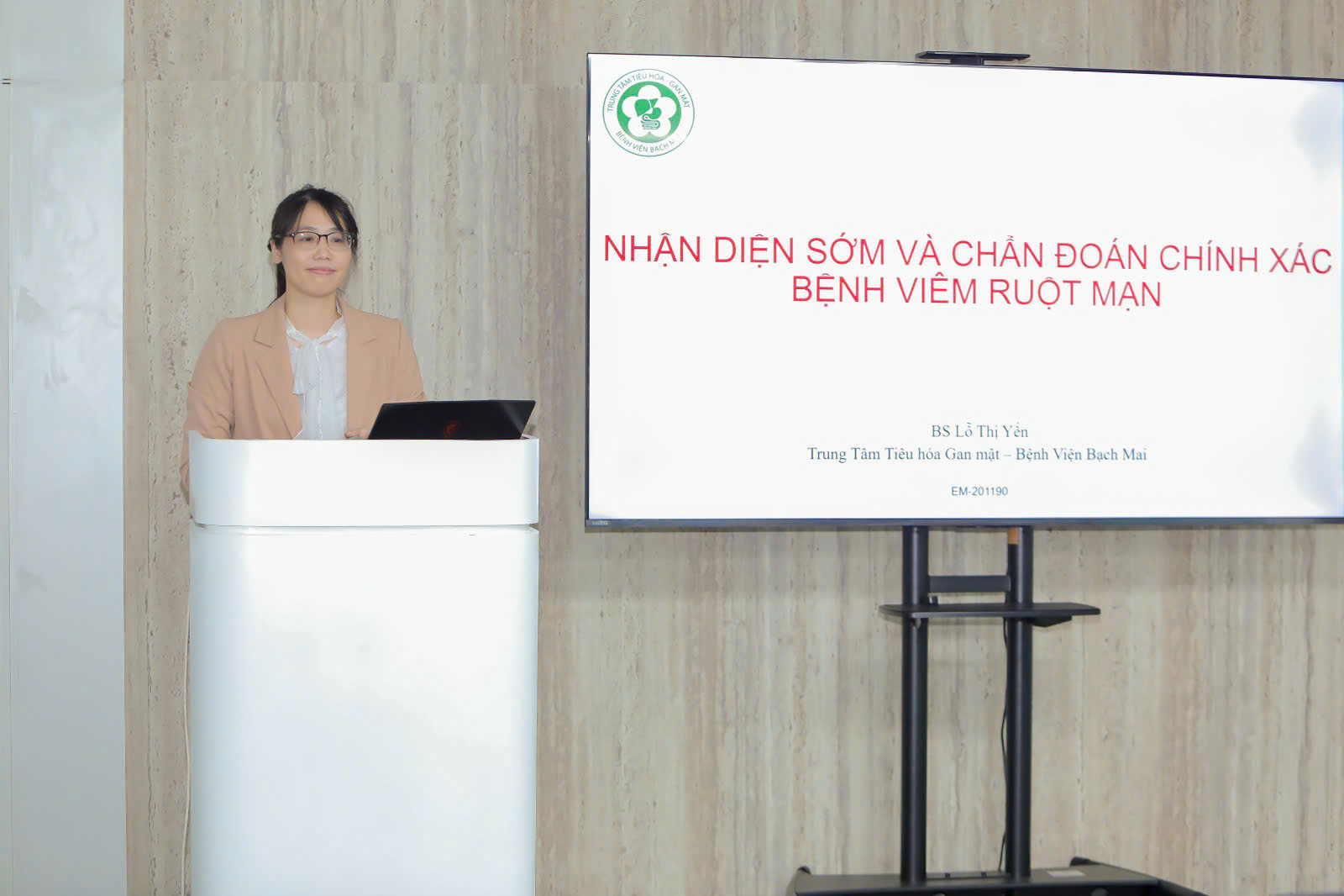 [Ảnh ThS.BSNT. Lỗ Thị Yến trình bày]